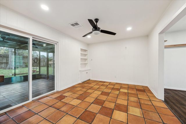 7262 Roos Road, Houston, TX 77074