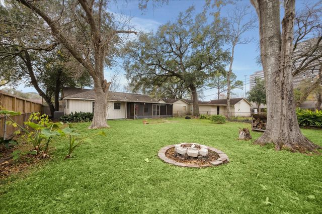 7262 Roos Road, Houston, TX 77074