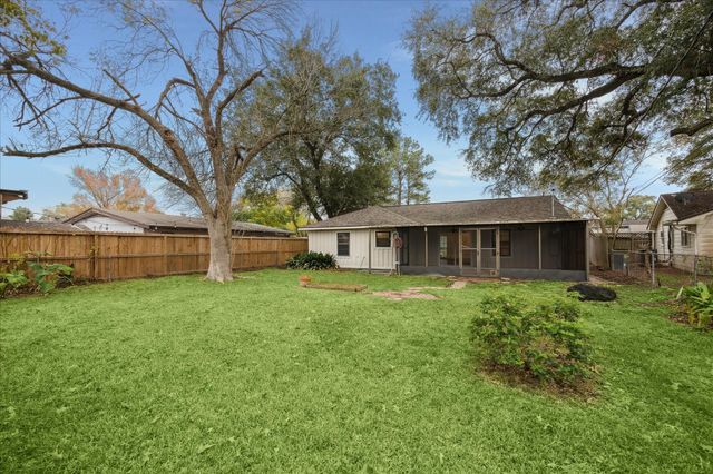 7262 Roos Road, Houston, TX 77074