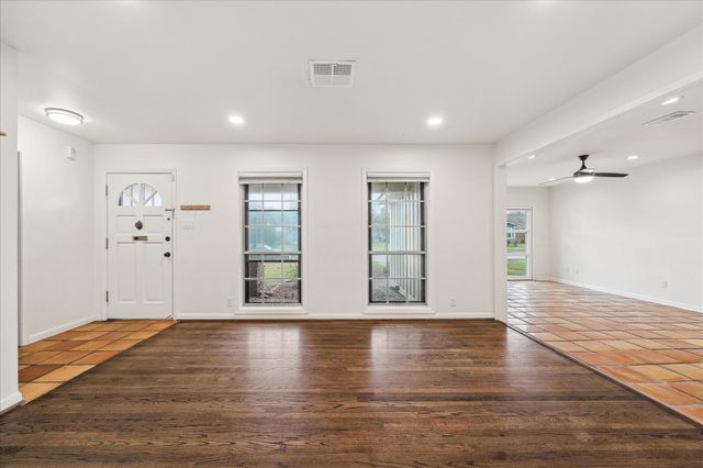 7262 Roos Road, Houston, TX 77074