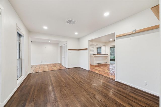 7262 Roos Road, Houston, TX 77074