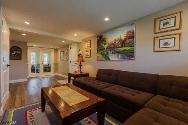27 Schuyler Dr, Clark Twp., NJ 07066