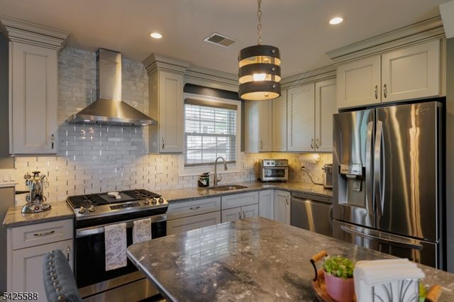27 Schuyler Dr, Clark Twp., NJ 07066
