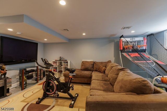 27 Schuyler Dr, Clark Twp., NJ 07066