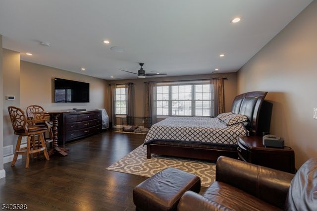 27 Schuyler Dr, Clark Twp., NJ 07066
