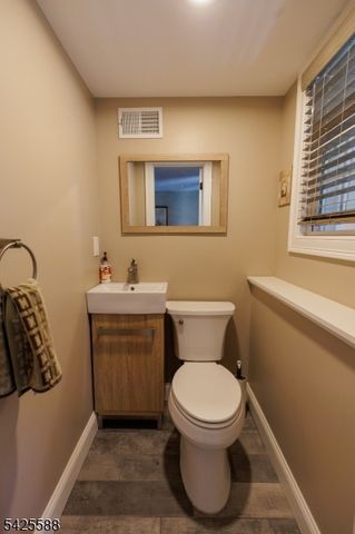 27 Schuyler Dr, Clark Twp., NJ 07066