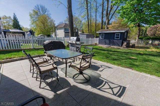 27 Schuyler Dr, Clark Twp., NJ 07066