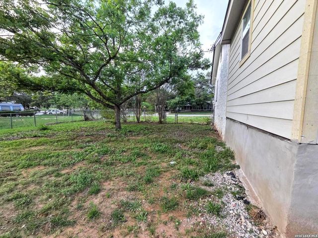 15000 LYTLE SOMERSET RD, Lytle, TX 78052