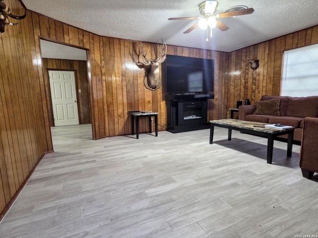 15000 LYTLE SOMERSET RD, Lytle, TX 78052