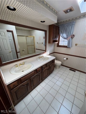 2904 Camelot Court, Willoughby Hills, OH 44092