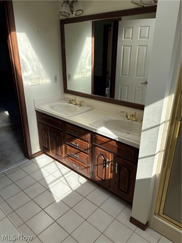 2904 Camelot Court, Willoughby Hills, OH 44092