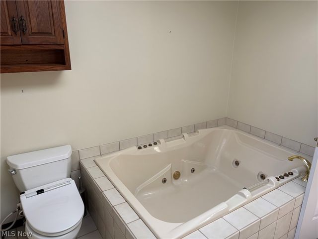 2904 Camelot Court, Willoughby Hills, OH 44092