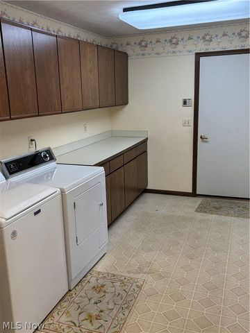 2904 Camelot Court, Willoughby Hills, OH 44092