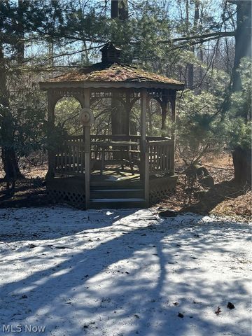 2904 Camelot Court, Willoughby Hills, OH 44092