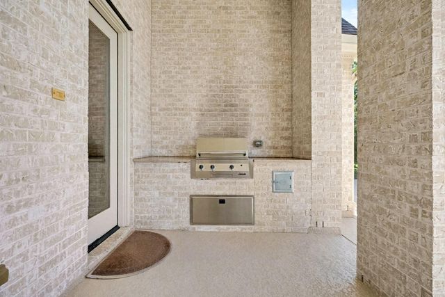 2296 Lakeway Drive, Friendswood, TX 77546