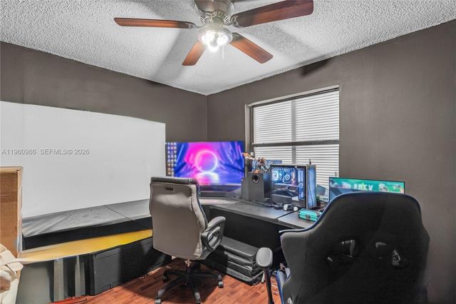 10911 N Lakeview Dr, Pembroke Pines, FL 33026