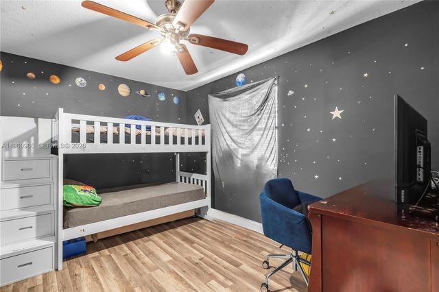 10911 N Lakeview Dr, Pembroke Pines, FL 33026