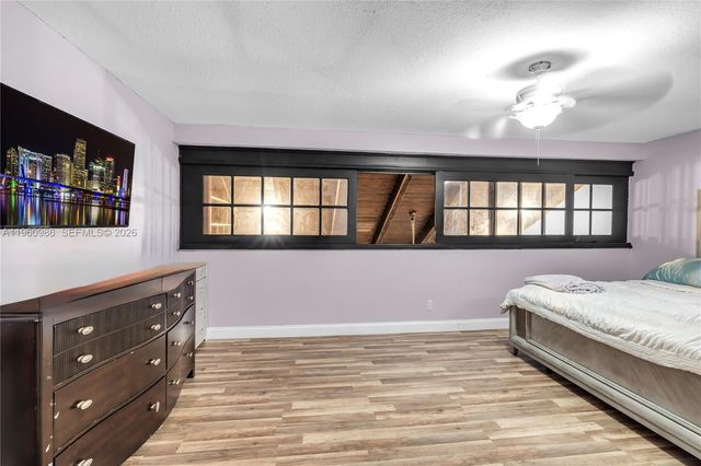 10911 N Lakeview Dr, Pembroke Pines, FL 33026