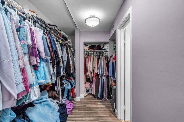 10911 N Lakeview Dr, Pembroke Pines, FL 33026