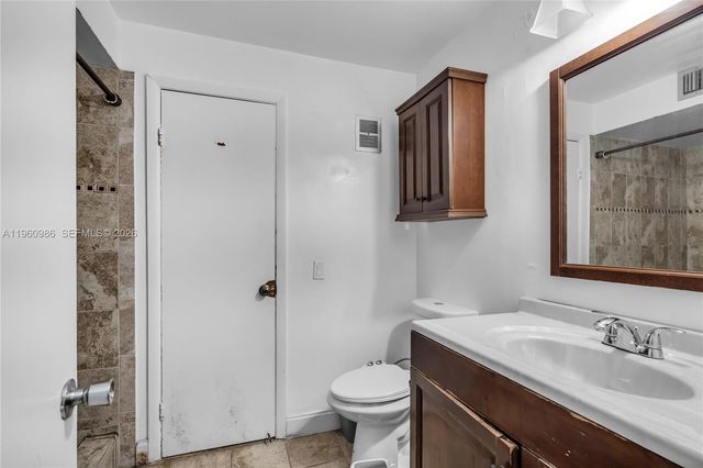 10911 N Lakeview Dr, Pembroke Pines, FL 33026