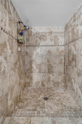 10911 N Lakeview Dr, Pembroke Pines, FL 33026