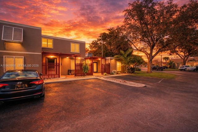 10911 N Lakeview Dr, Pembroke Pines, FL 33026