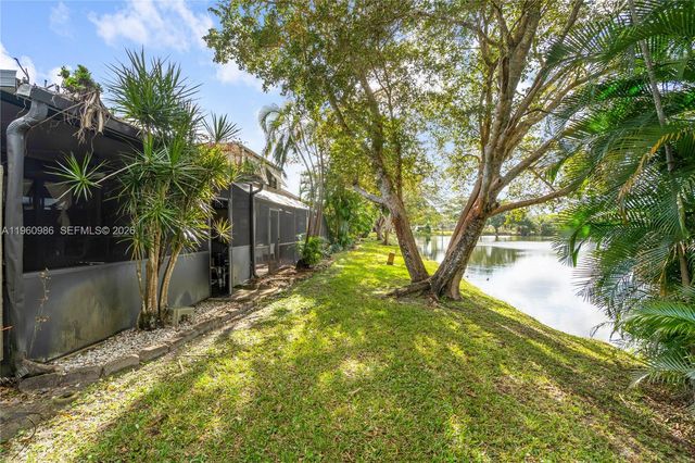 10911 N Lakeview Dr, Pembroke Pines, FL 33026