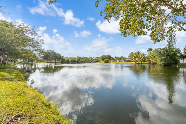 10911 N Lakeview Dr, Pembroke Pines, FL 33026