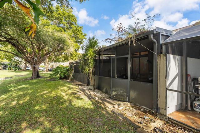 10911 N Lakeview Dr, Pembroke Pines, FL 33026