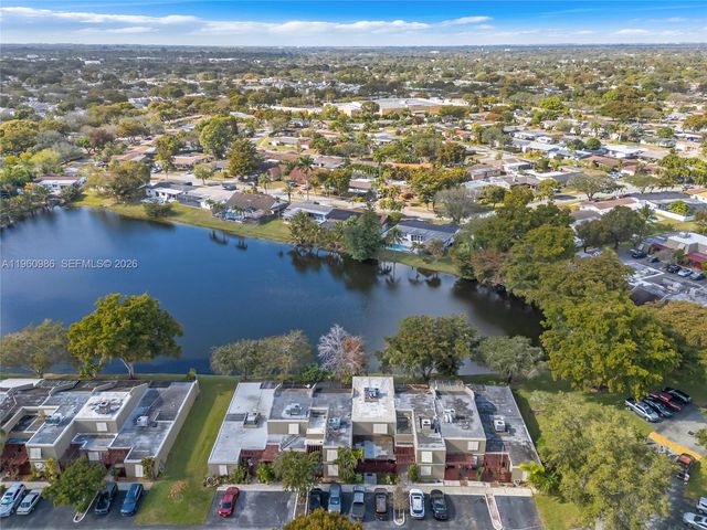 10911 N Lakeview Dr, Pembroke Pines, FL 33026