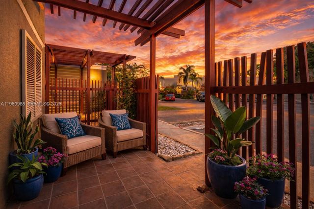 10911 N Lakeview Dr, Pembroke Pines, FL 33026