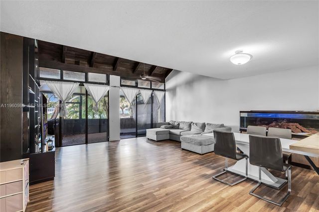 10911 N Lakeview Dr, Pembroke Pines, FL 33026