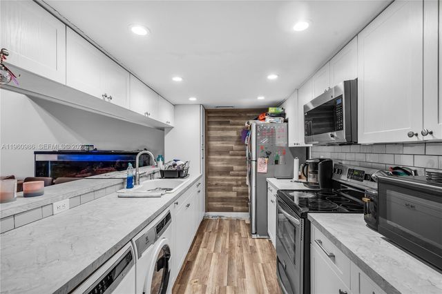 10911 N Lakeview Dr, Pembroke Pines, FL 33026