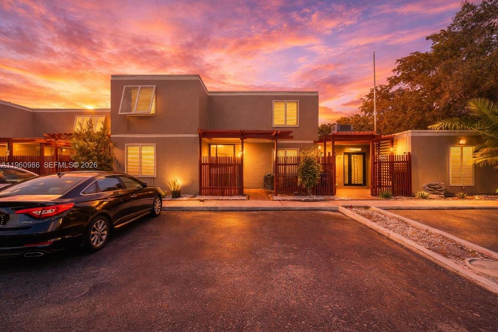 10911 N Lakeview Dr, Pembroke Pines, FL 33026