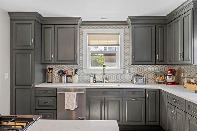 698 High Street, Cumberland, RI 02864