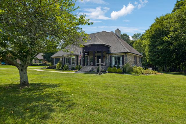 124 Poplar Dr, Brush Creek, TN 38547