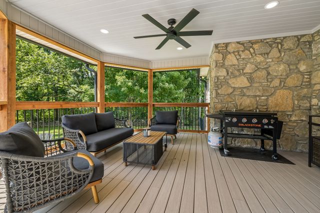 124 Poplar Dr, Brush Creek, TN 38547