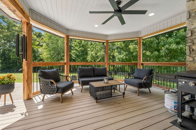 124 Poplar Dr, Brush Creek, TN 38547