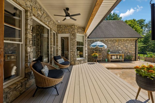 124 Poplar Dr, Brush Creek, TN 38547