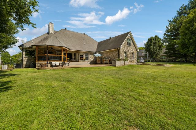 124 Poplar Dr, Brush Creek, TN 38547