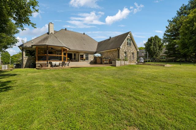 124 Poplar Dr, Brush Creek, TN 38547
