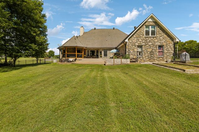 124 Poplar Dr, Brush Creek, TN 38547