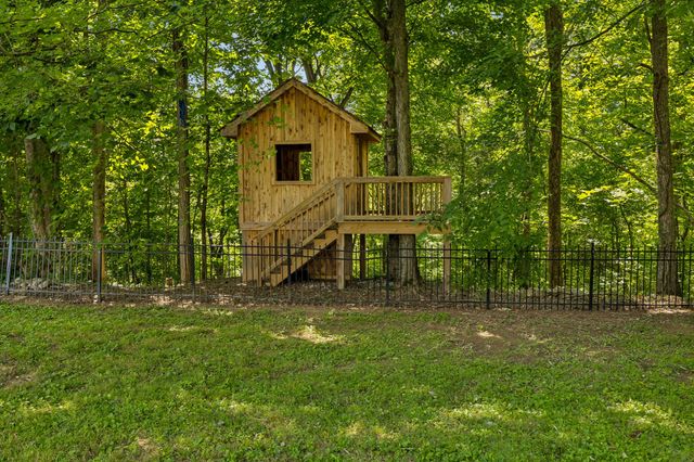 124 Poplar Dr, Brush Creek, TN 38547