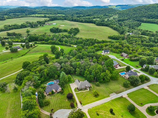 124 Poplar Dr, Brush Creek, TN 38547