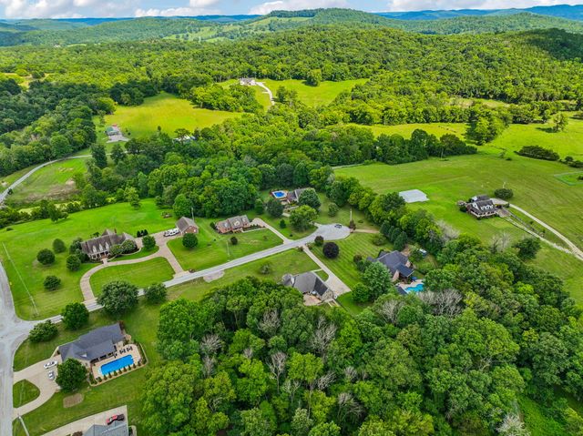 124 Poplar Dr, Brush Creek, TN 38547