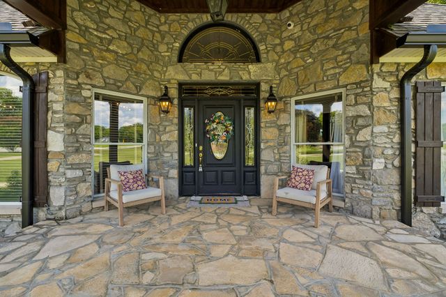 124 Poplar Dr, Brush Creek, TN 38547