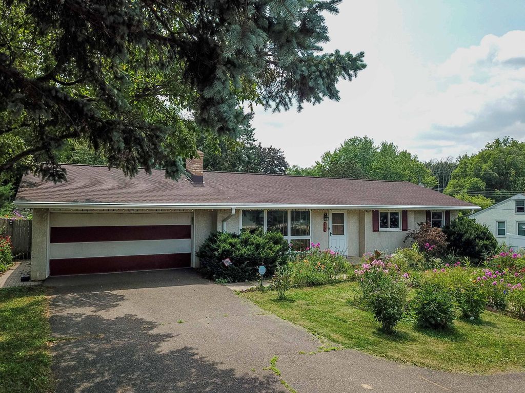 6229 10th Street N, Oakdale, MN 55128