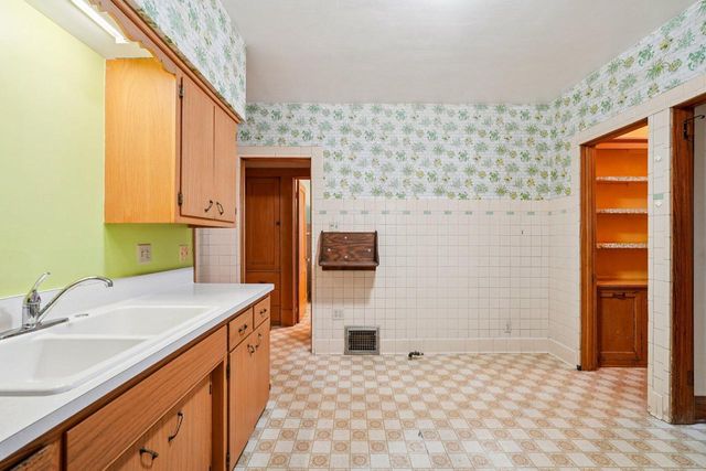 2918 W Greenfield AVENUE, Milwaukee, WI 53215