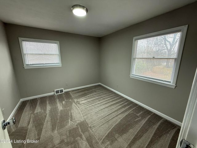 10410 Foxboro Dr, Louisville, KY 40223