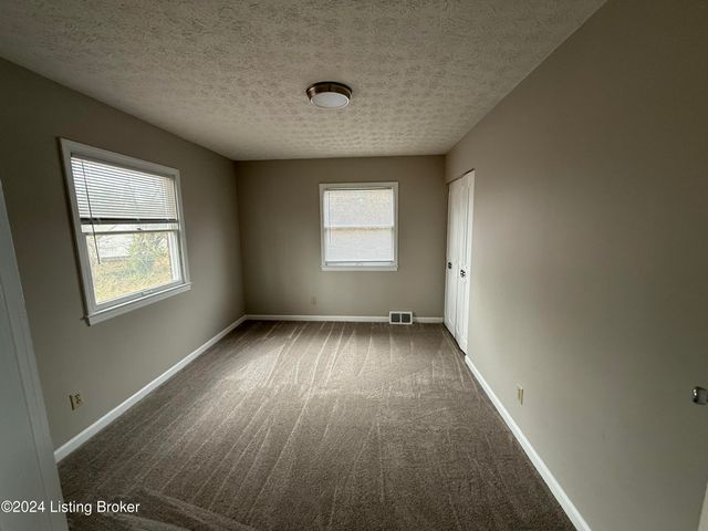 10410 Foxboro Dr, Louisville, KY 40223